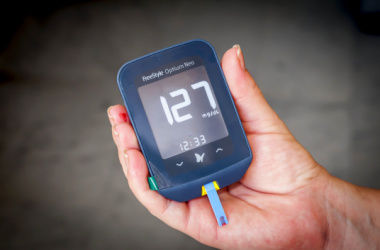 how to use a glucometer